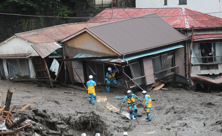 Kutató-mentők Atamiban a földcsuszamlás pusztítása után Fotó: Masanori Inagaki / YOMIURI / THE YOMIURI SHIMBUN VIA AFP