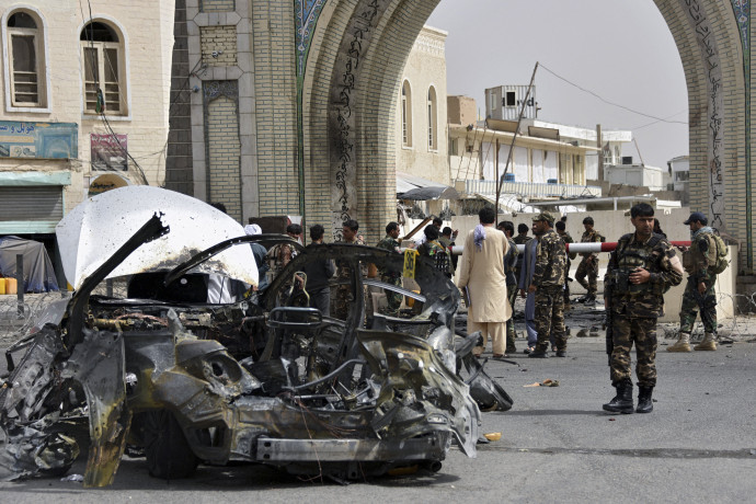 Kormányerők katonái Kandahárban egy robbantásos merénylet helyszínén, július 4-én. Fotó: Javed Tanveer / AFP