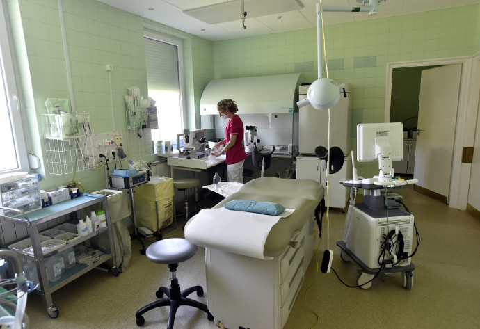 Embrióbeültetéshez készítülnek elő a Kaáli Intézet műtőjében Budapesten 2017. május 30-án – Fotó: Máthé Zoltán / MTI
