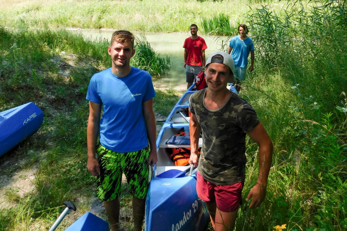 A veszprémi túrázó csapat Dunaremeténél egy bukónál szállt ki a kenuból – Fotó: Cséfalvay Attila / Telex.hu