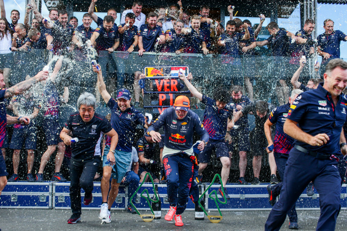 A Red Bull csapata ünnepli Max Verstappen győzelmét a 2021-es Stájer Nagydíj után – Fotó: Peter Fox / Getty Images