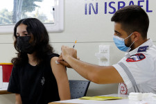 Emelkedik a fertőzöttek száma Izraelben, a felük iskolás