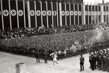 A nácik kezdték 1936-ban az olimpiai fáklyás váltófutást – a mai napig megmaradt