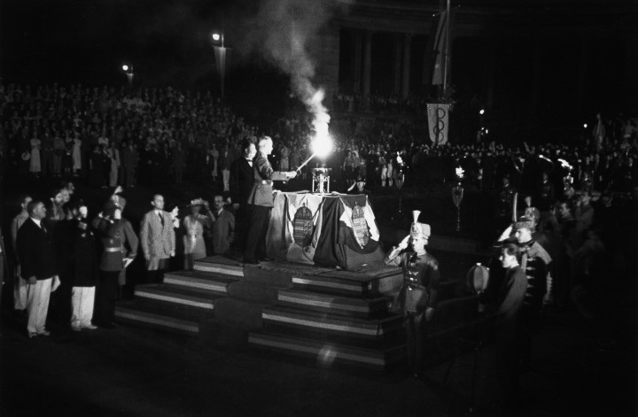 Az olimpiai láng Budapesten, 1936-ban – Fotó: DHM / Ullstein Bild / Getty Images
