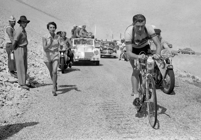 Lousion Bobet az 1955-ös Tour ee France-on a Mont Ventoux-n szerzett nagy előnyt, mellette felesége szurkolFotó: STF/AFP