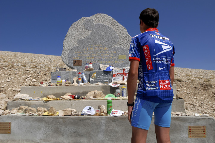 Tom Simpson emlékműve, nagyjából egy kilométerre a csúcstól, az ide feltekerő amatőr bringások kulacsokat, sapkákat hagynak ott emlékül – Fotó: Alain Le Bot / Photonshop / AFP