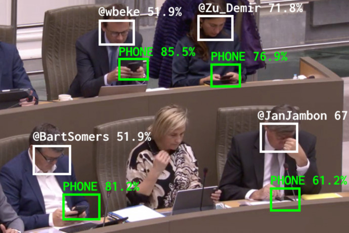 Automata buktatja le az ülés alatt mobilozó flamand politikusokat