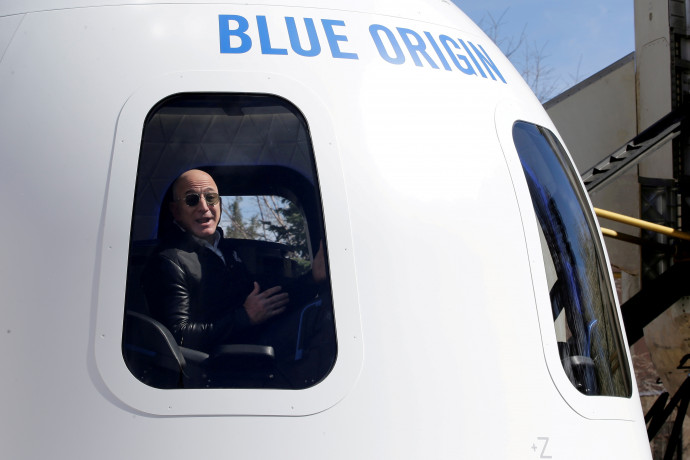 Jeff Bezos a New Shephard rakéta kabinjának másában – Isaiah J. Downing / Reuters