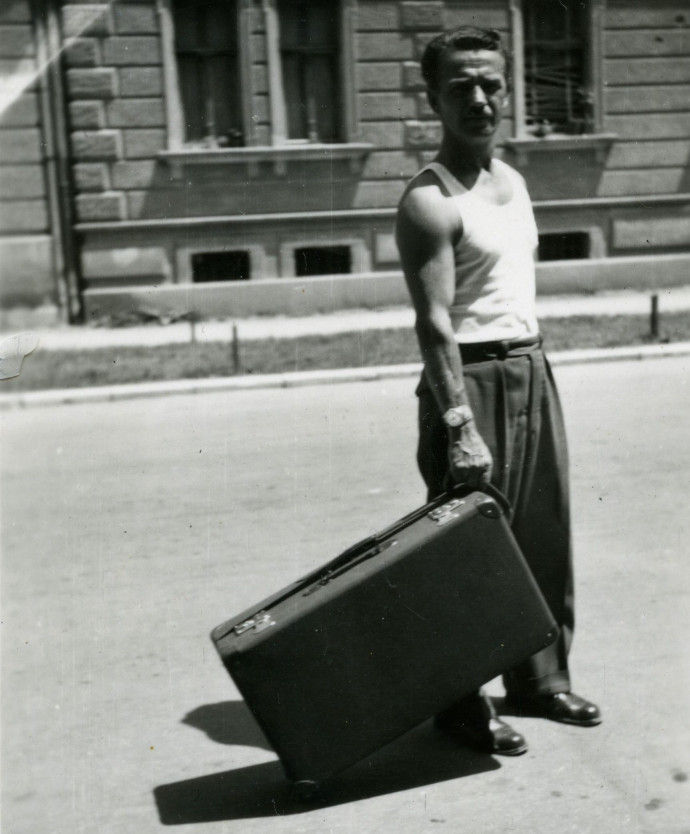 Alfred Krupa és gurulós bőröndje 1954-ben – Fotó: Krupa Family Archive