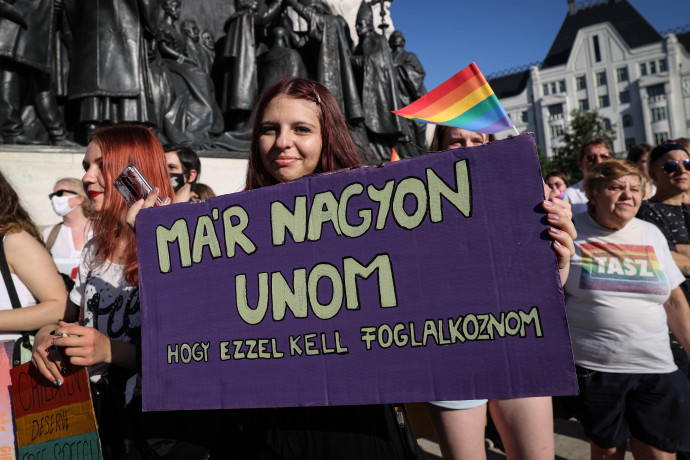 Külön kormányhatározatban írta meg a kormány, hogy kikérik maguknak a melegellenes törvényt érő uniós kritikákat