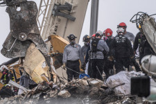 Újabb négy áldozatot találtak az összeomlott floridai épület romjai alatt
