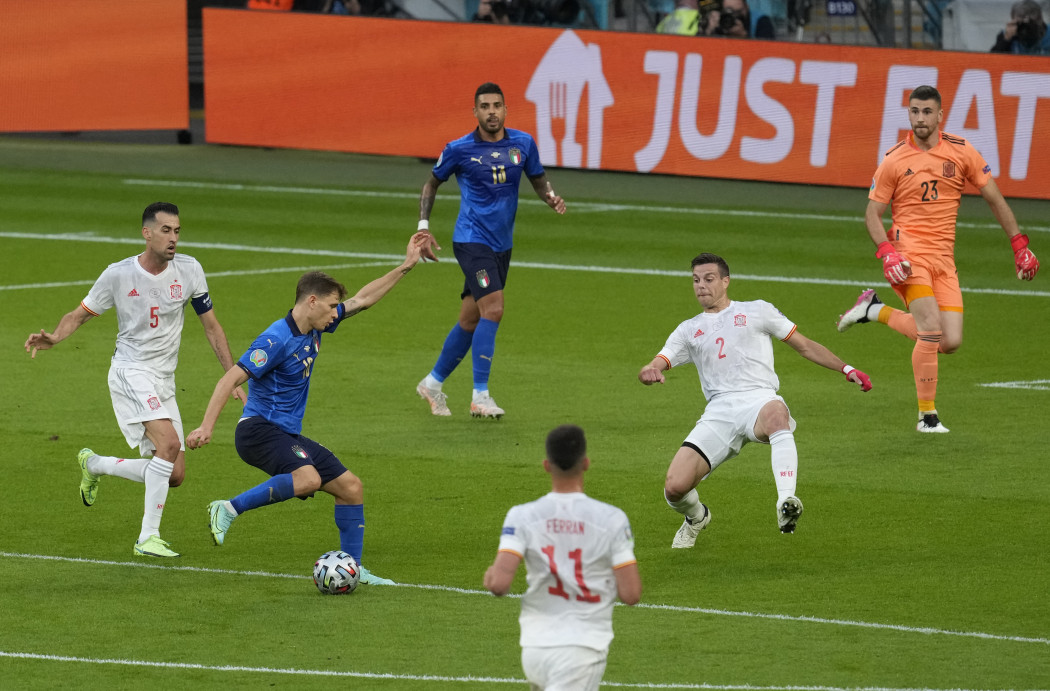 Barella lövését blokkolta az egyik spanyol védő – Fotó: Matt Dunham / POOL / AFP