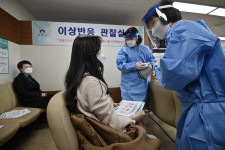 Dél-Koreában féléves csúcson a fertőzöttek száma, a negyedik hullámtól tartanak