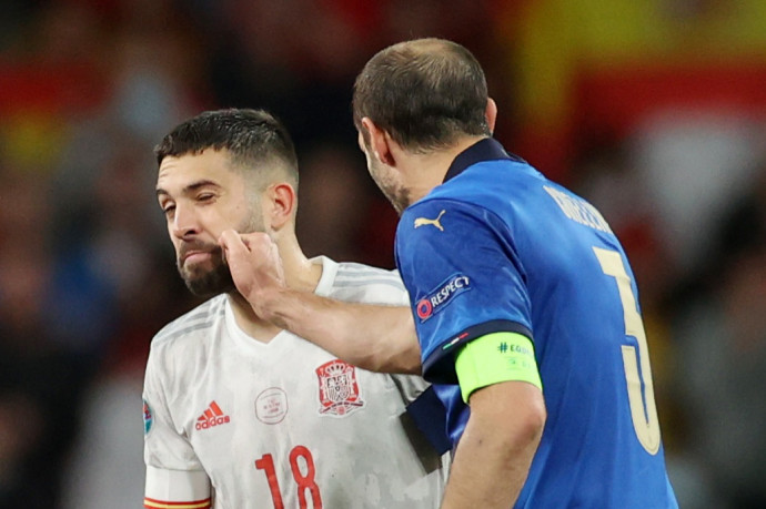 Chiellini totális kabarét csinált a 11-esek előtti érmefeldobásból, Jordi Alba elvesztette a fonalat