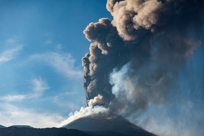 Újra kitört az Etna, hamu borította be Cataniát