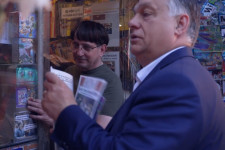 Orbán Viktor újraforgatta a Telex videóját, kormánykritikus lapokat vett