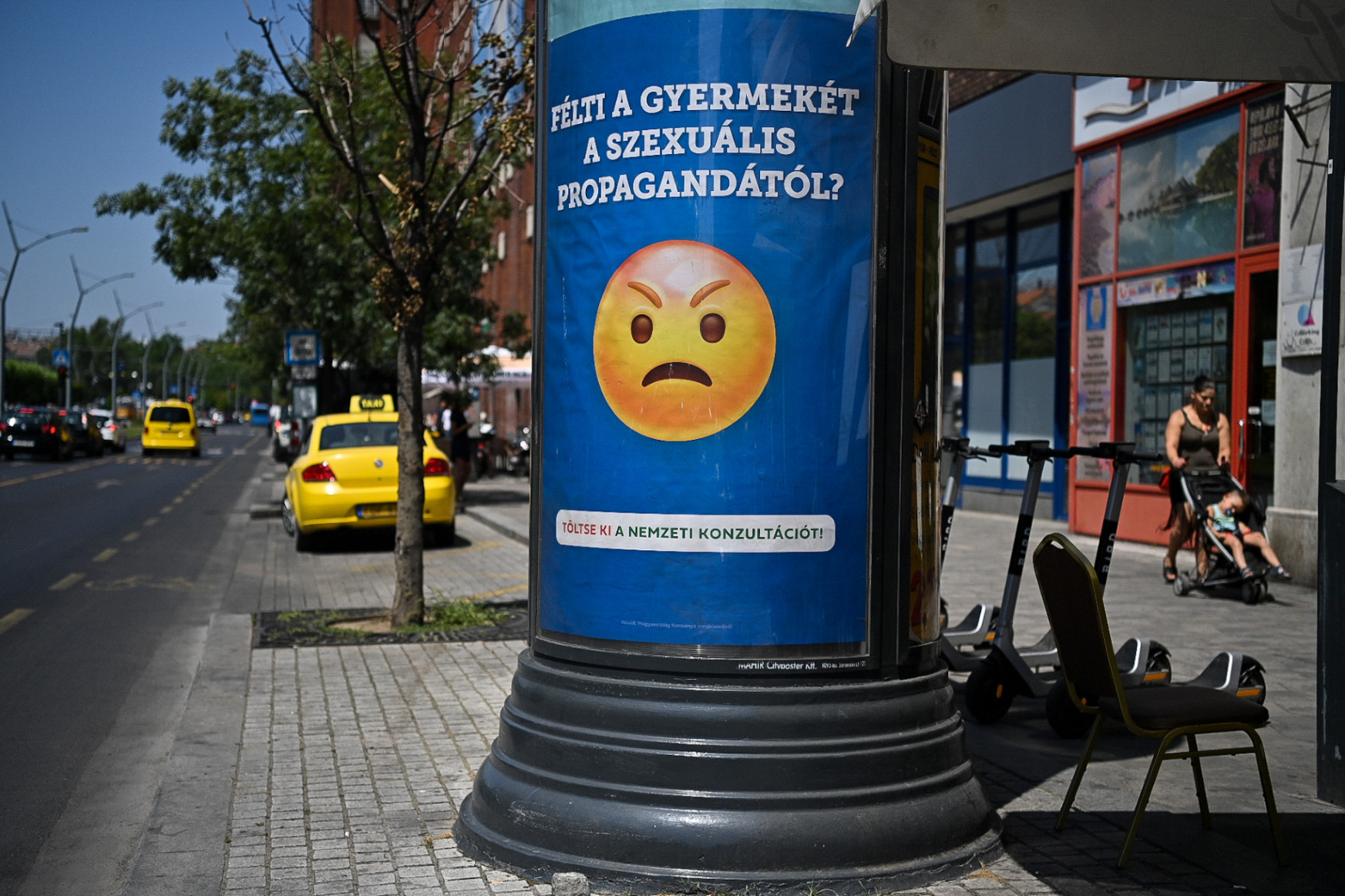 Alfában a kormány kommunikációja: emojikkal kampányolnak a nemzeti konzultációs plakátokon