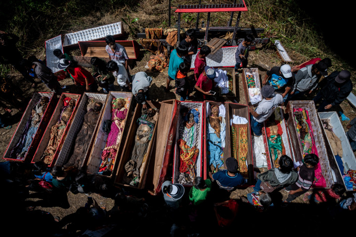 Családtagok az elhunytaik holttesteit tisztítják meg a ma'nene' szertartás keretében 2020. augusztus 28-án Panggalában – Fotó: Hariandi Hafiz / AFP