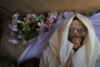 Egy indonéz népcsoport évekig nem temeti el a halottait, mert a temetésre spórolnak