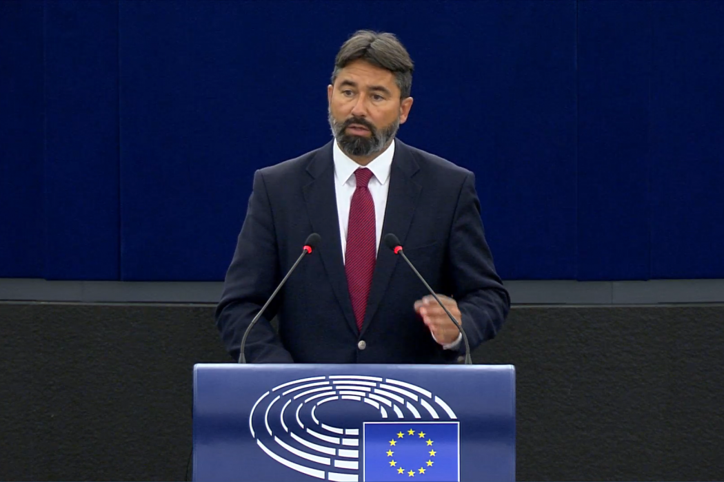 Hidvéghi Balázs szólal fel a parlamentben – Forrás: multimedia.europarl.europa.eu