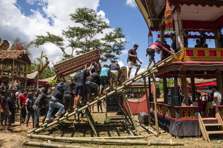 Temetési szertartás a celebeszi Tana Toraja-vidéken – Fotó: Moreau Laurent / Hemis / AFP