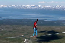 Megdöntötték a magaslati kötélegyensúlyozás távolsági világrekordját egy lappföldi völgy fölött