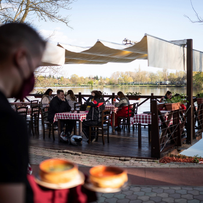 A munkaerőhiány új szintjét tapasztalják a kivéreztetett éttermek, csődhullám jöhet