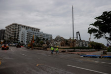 Nem kutatnak tovább túlélők után az összeomlott floridai lakóház romjai között