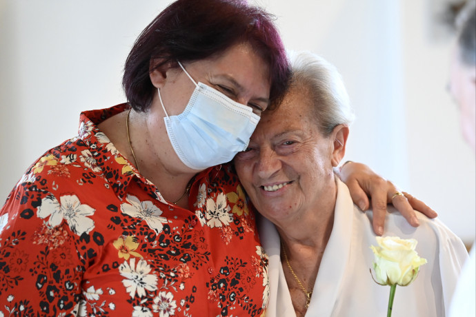 Már a gyógyszertárakban sem kötelező maszkot viselni