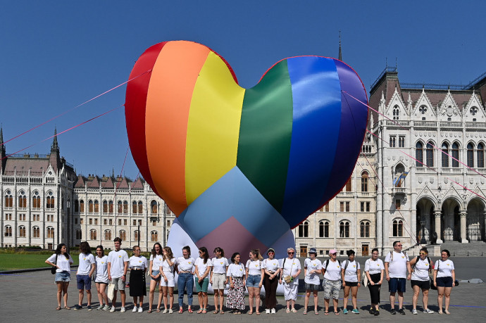 Hatályba lép a melegellenes törvény, óriási szivárványos lufit állítottak aktivisták a Parlament elé