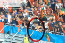 100 ezer forintos bírságot kapott két szurkoló, mert befutottak a pályára a Puskásban rendezett francia–portugál meccsen