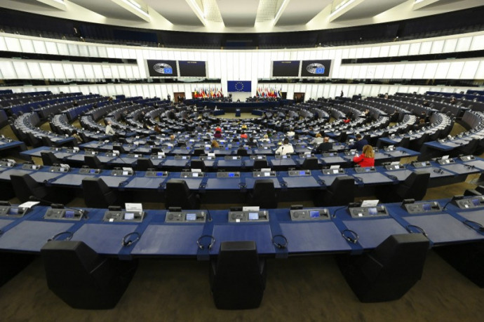 Az EP újabb támadásnak tartja a melegellenes módosítókkal eltérített törvényt a demokrácia és a jogállamiság ellen