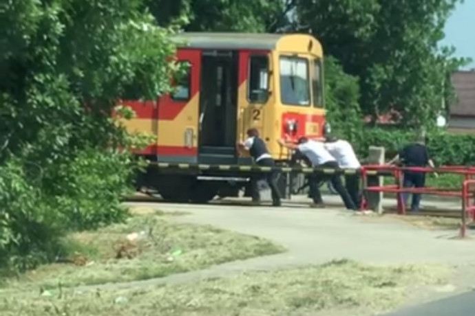 Igen, jól látja, öten tolják a tiszalöki intercityt