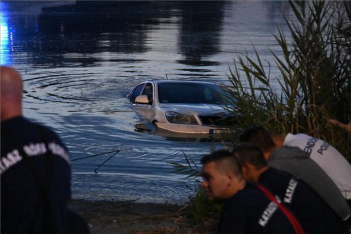 A Dunába hajtott egy autós Csepelen, búvárok találták meg a kocsit