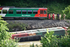 Az utolsó tanítási napjukon utaztak az iskolások, amikor kisiklott az őket szállító vonat Ausztriában