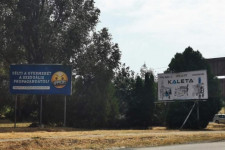 Két óriásplakát Törökbálint határában: csúnyán összecsúszott a Kaleta, a nemzeti konzultáció, a szexuális propaganda és a vakológép