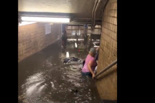 Derékig érő vízben gázoltak az utasok a New Yorki-i metróban
