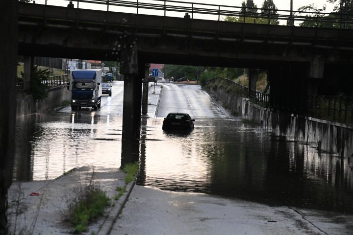 Autók haladnak a felhőszakadás után esővízzel elárasztott úton Budapesten, az Illatos úton 2021. július 9-én. Az esőzés miatt több kerületben is korlátozásokra kell készülniük az autósoknak és a tömegközlekedéssel utazóknak – Fotó: Mihádák Zoltán / MTI