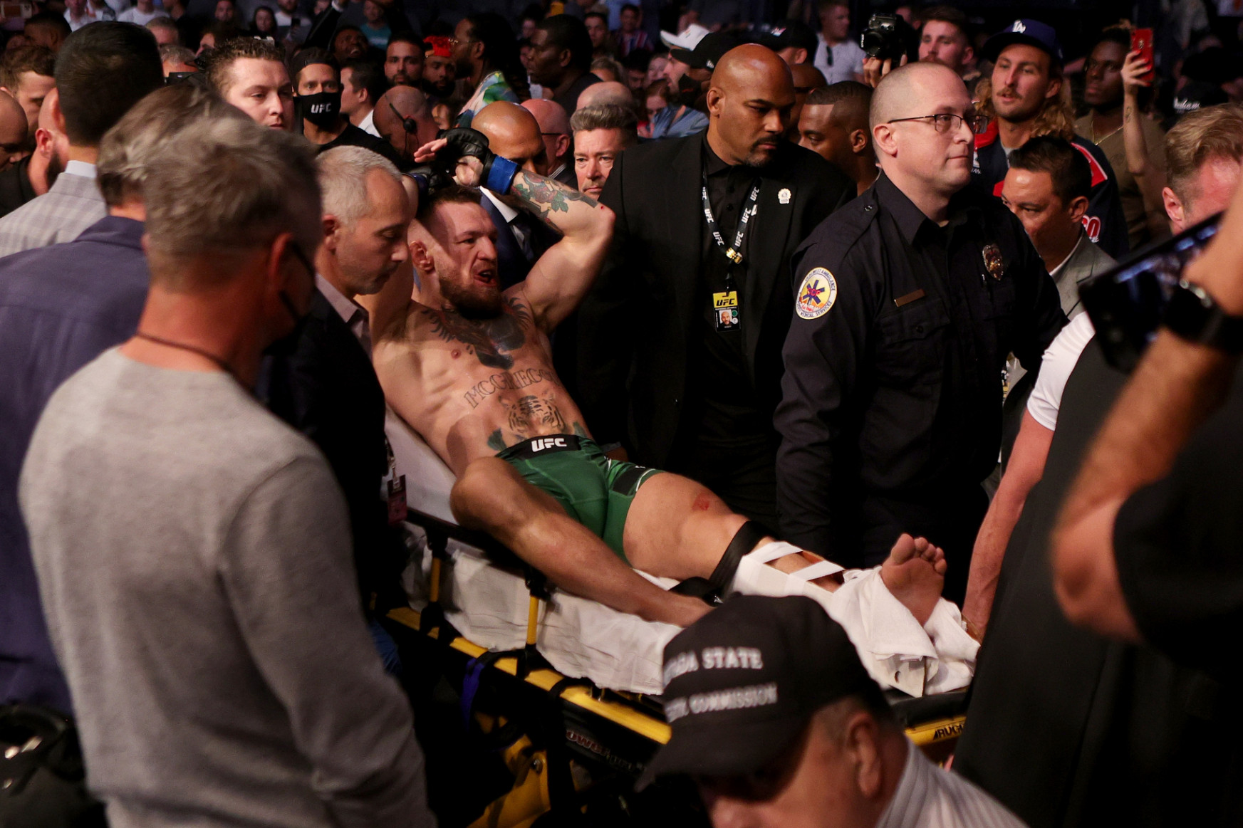 Horrorsérülés vetett véget Conor McGregor bosszúhadjáratának, az ír MMA-csillagot hordágyon vitték ki az arénából