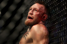 Horrorsérülés vetett véget Conor McGregor bosszúhadjáratának, az ír MMA-csillagot hordágyon vitték ki az arénából