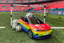 Szivárványszínű lesz a döntőn a foci-Eb egyik nagy sztárja, a távirányítós labdahordó autó