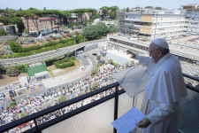 Ferenc pápa: A jó egészségügyi ellátás mindenkinek jár, nem szabad, hogy a pénzen múljon