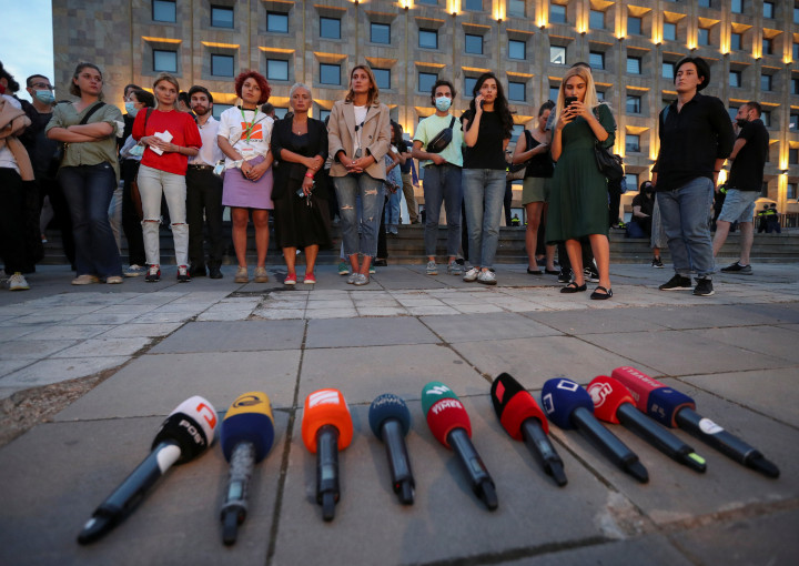 A grúz média képviselői is részt vettek a vasárnapi megemlékezésen – Fotó: Irakli Gedenidze / Reuters