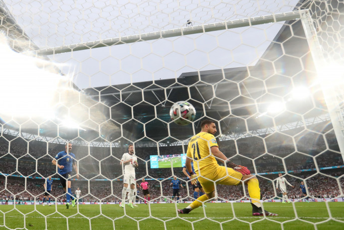 Luke Shaw gólja az olasz kapuban – Fotó: Carl Recine / Reuters