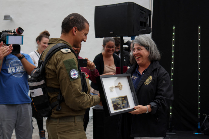 Daniella Levine Cava átadja a megye kulcsát az Izraeli Nemzeti Mentőegység egyik tisztjének – Fotó: Anna Moneymaker / Getty Images /AFP