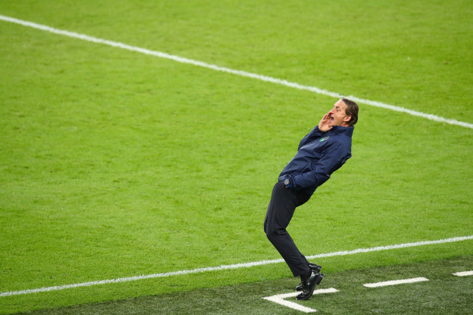 Roberto Mancini a pálya szélén – Fotó: Robbie Jay Barratt / AMA / Getty Images