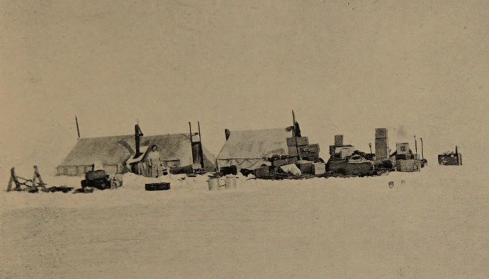 A tábor 1921 őszén. A fősátor előtt Ada Blackjack áll – Kép: The Adventure of Wrangel Island / Internet Archive Public Domain