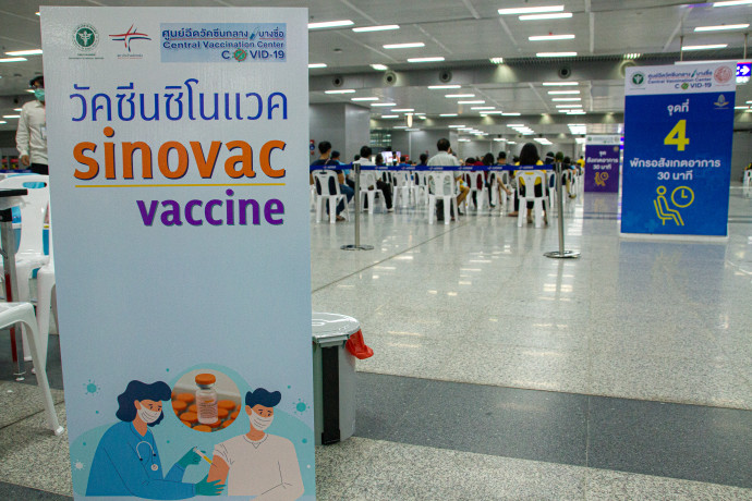 Az oltás ellenére százak fertőződtek meg, ezért a Sinovac-oltóanyagról vakcinamixre állnak át Thaiföldön