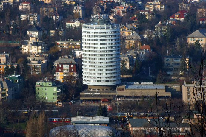 A Körszállóban foglalt szobát, majd a Telex cikkéből tudta meg, hogy a szálloda nem is lesz nyitva akkor