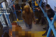 Videó a férfiről, aki márciusban lerángatott egy nőt a buszról, hogy megerőszakolja